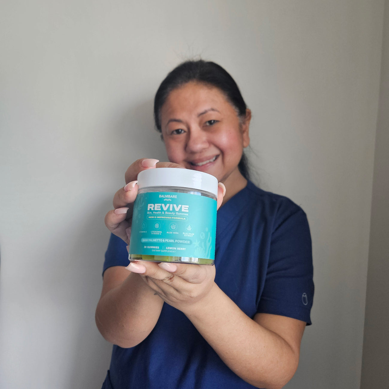 40oz insulated mug with a phone holder and free gifts included sign.